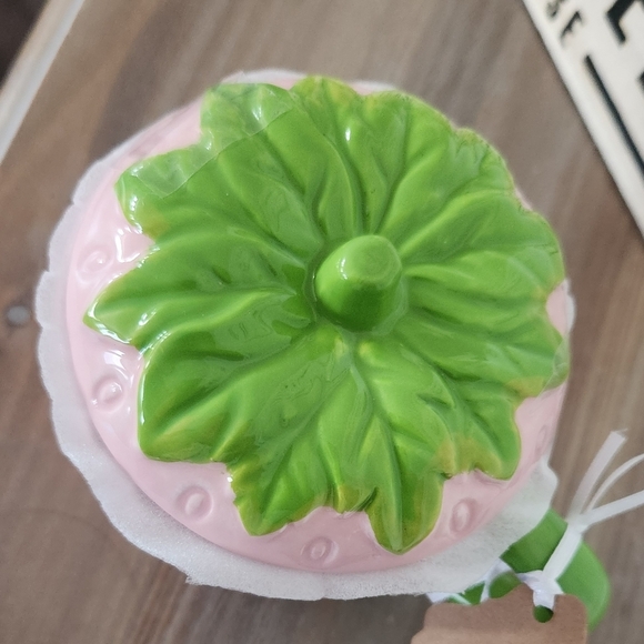 Lang Strawberry Mug with Lid NWT, Hand-painted coffee mug, farmhouse really cute - Picture 5 of 14